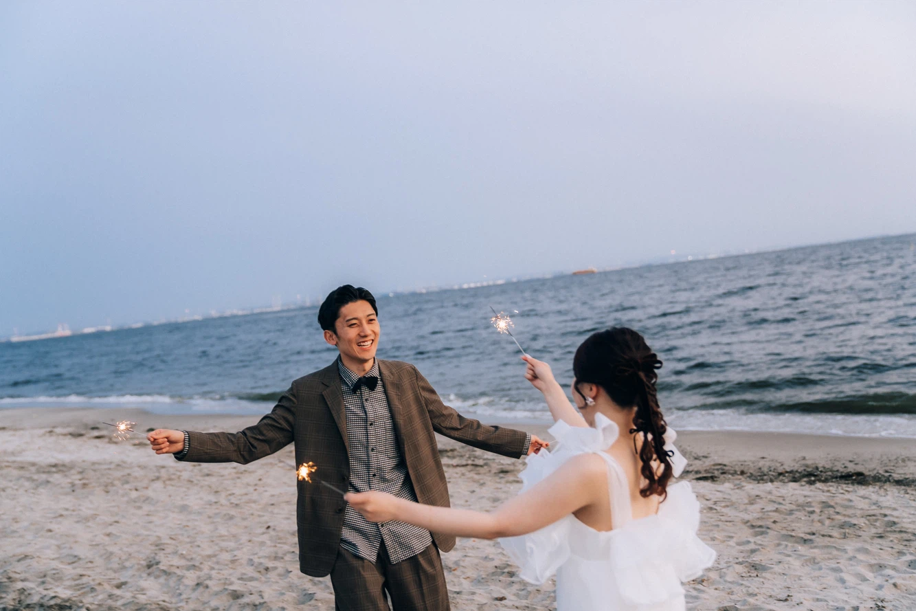 鎌倉の海辺で手持ち花火をする前撮りカップル