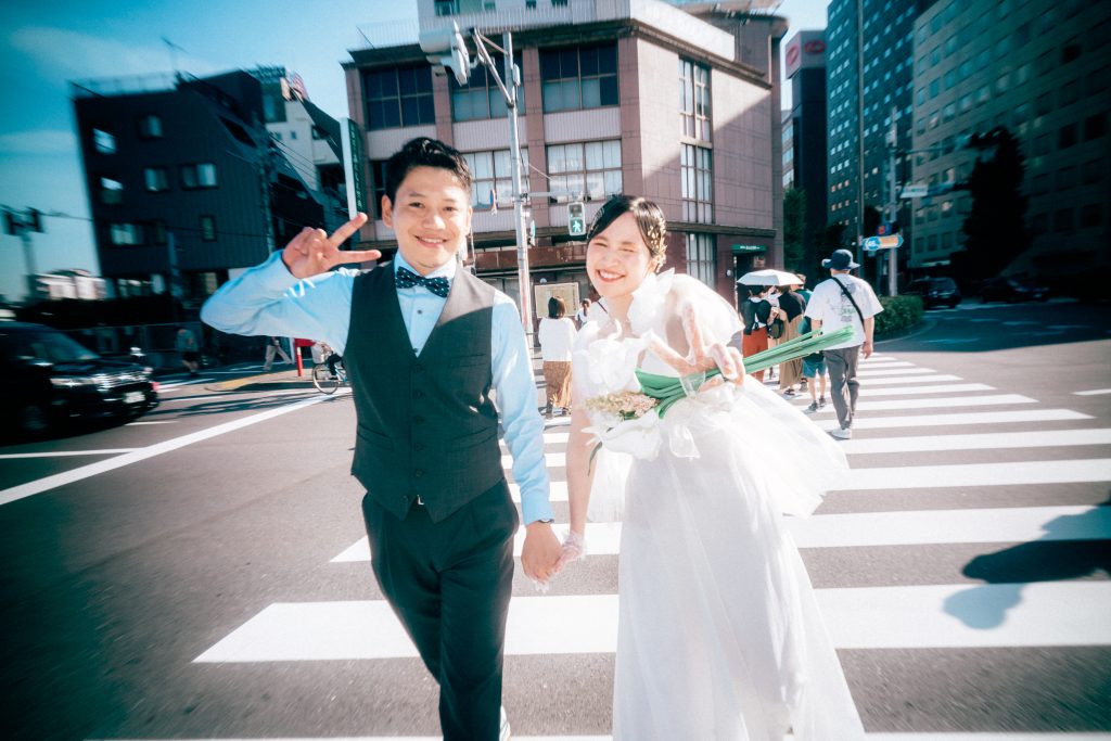蔵前の横断歩道でピースサインする前撮りカップル写真