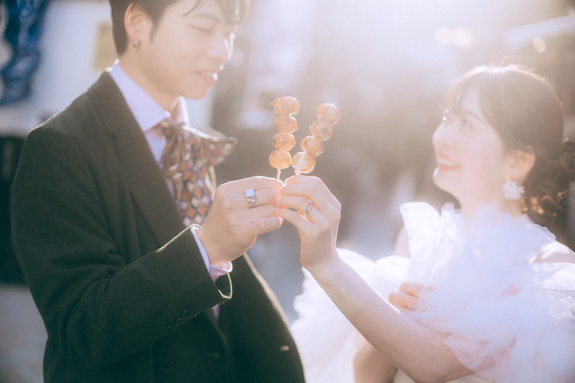 鎌倉の小町通りで食べ歩きしながら乾杯する前撮りカップル
