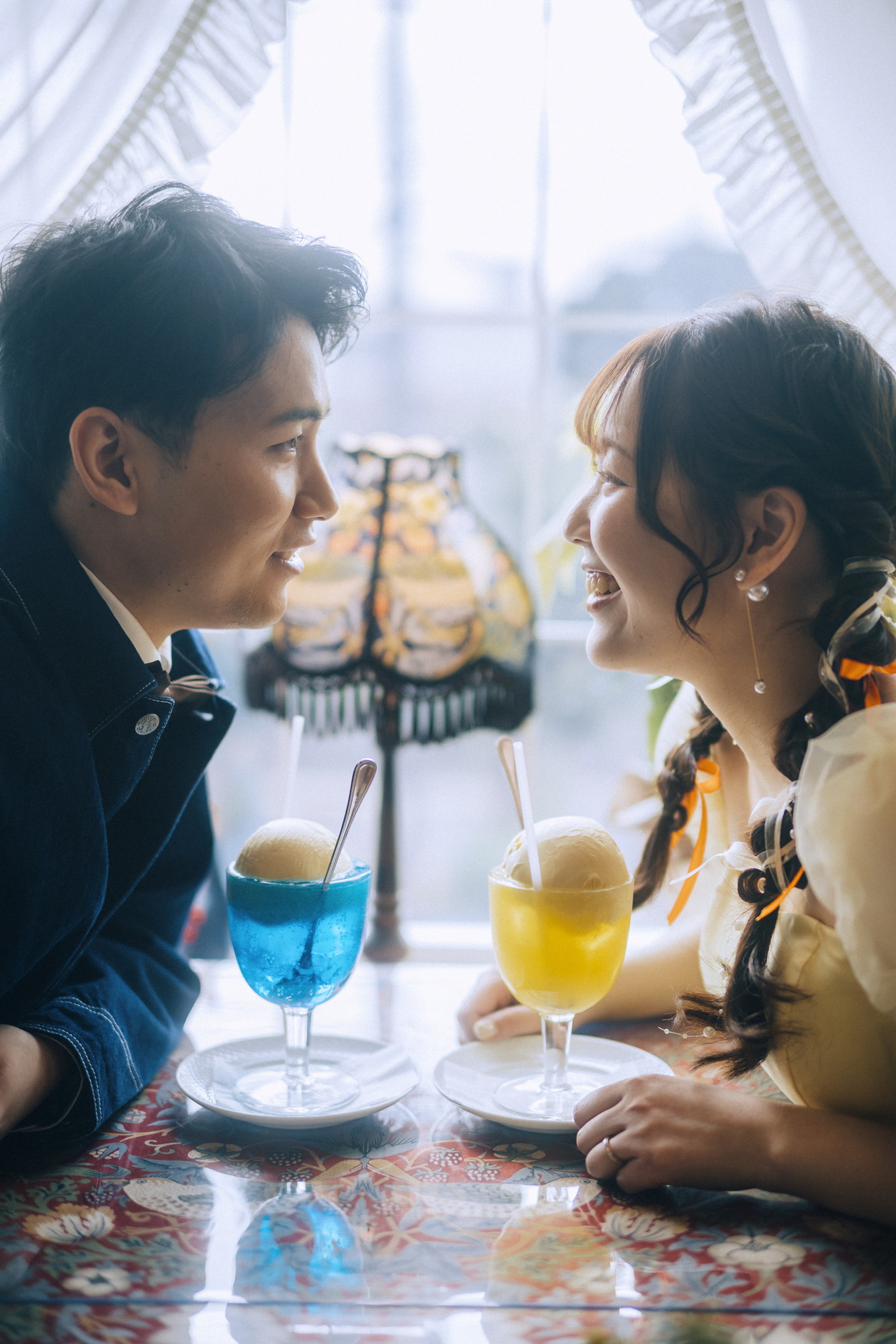 鎌倉のカフェでクリームソーダで乾杯する前撮りカップル