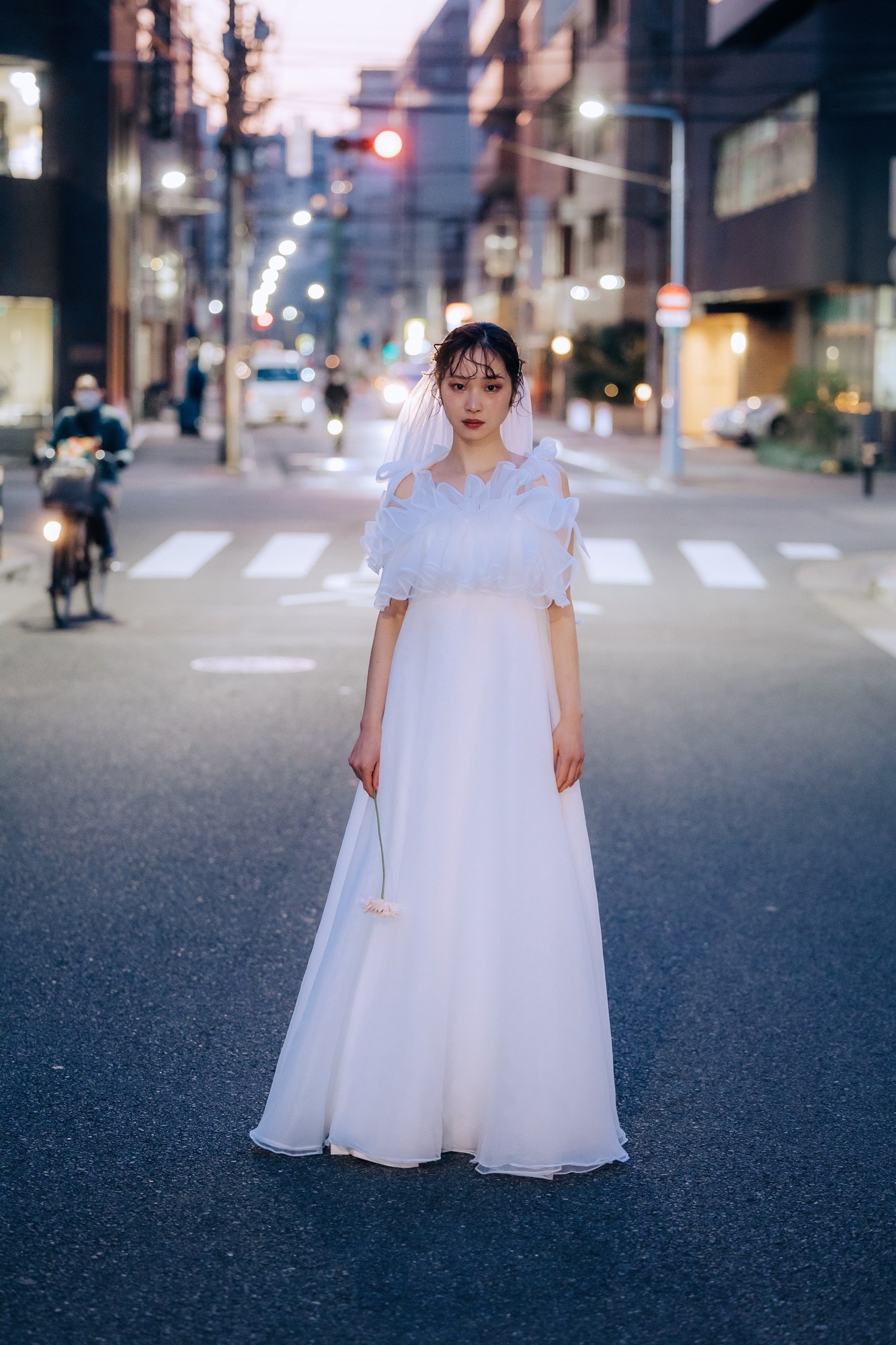 Dress Curreのドレスでの前撮り実例。夕暮れの街中