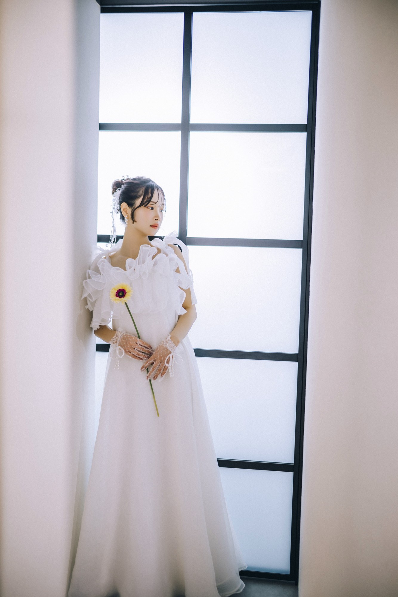 Dress Curreのドレスでの前撮り実例。窓辺の光の中で