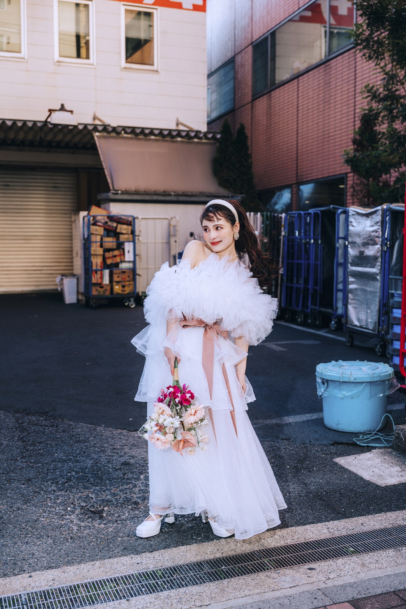 スニーカーにドレスを合わせて街を歩く実例