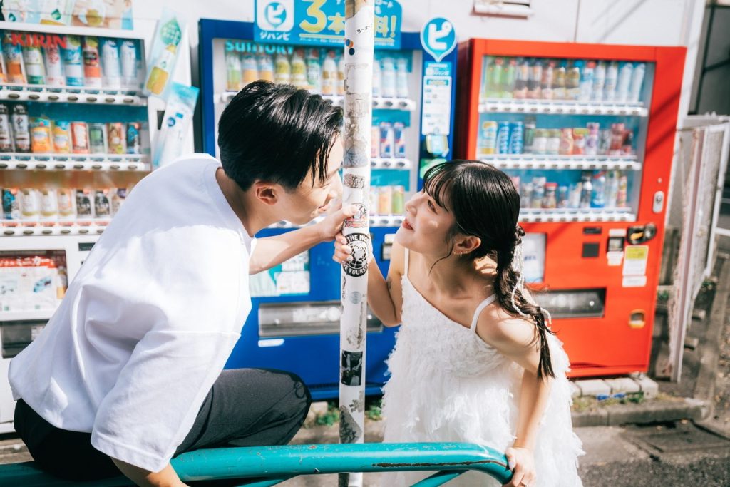 Saling menatap di depan mesin penjual otomatis (pasangan dari Hong Kong)