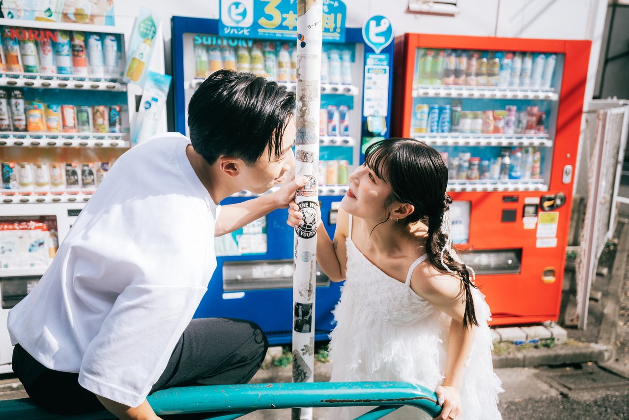Saling menatap di depan mesin penjual otomatis (pasangan dari Hong Kong)