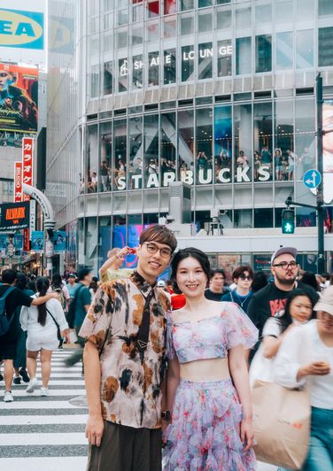 渋谷スクランブル交差点を私服で歩くカジュアル撮影のカップル