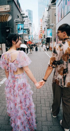 渋谷の路地で手をつないで歩くカジュアル撮影のカップル