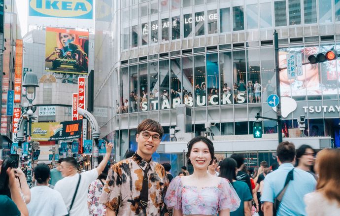 渋谷スクランブル交差点のスターバックス前で撮影するカップル