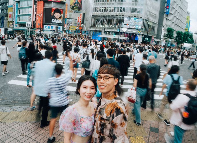 渋谷の人混みの中で笑い合うカジュアル撮影のカップル