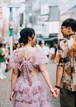 渋谷の高架下を歩くカジュアル撮影のカップル