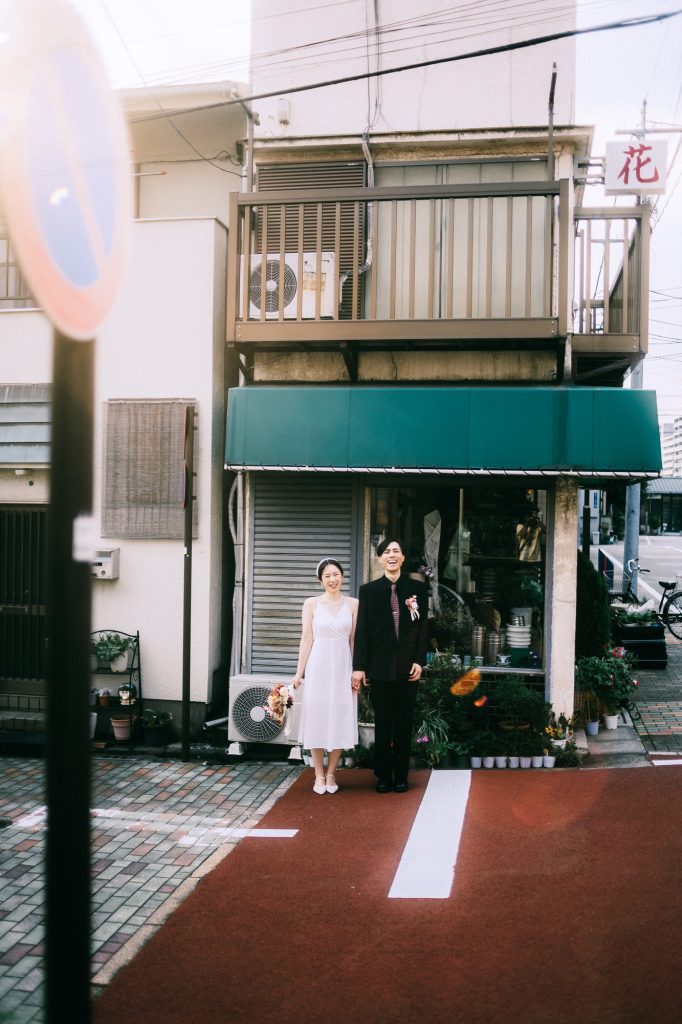 月島の路地を歩いてくる新郎新婦｜月島前撮り