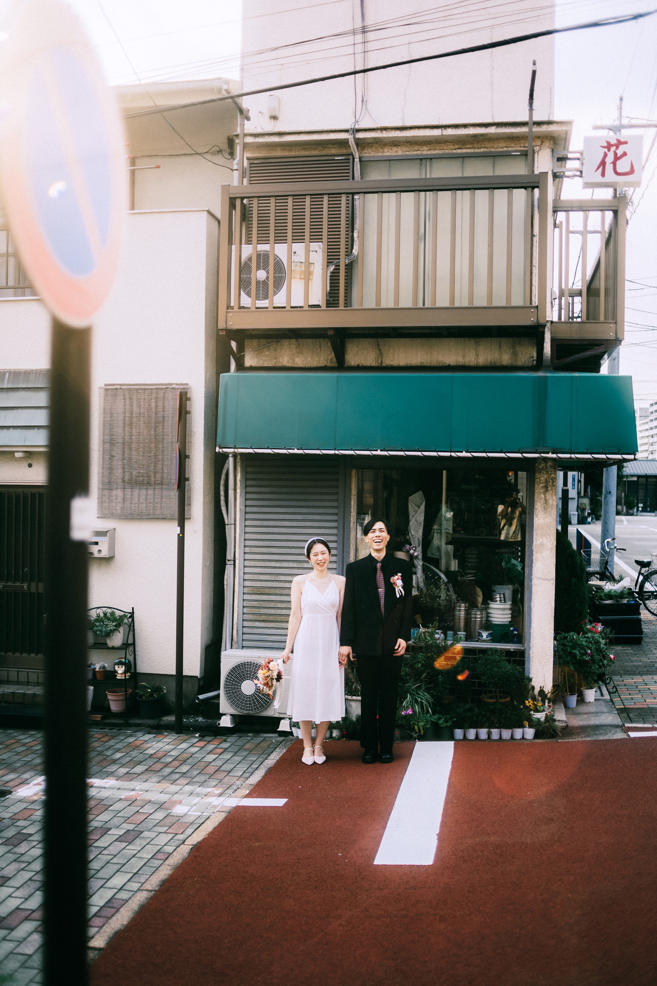 Pengantin berjalan di gang Tsukishima | foto prewedding Tsukishima