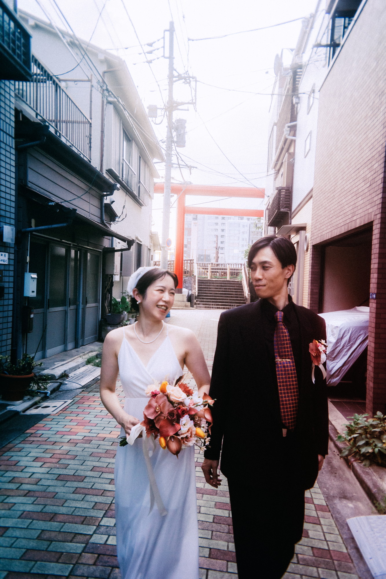 Mempelai wanita memegang buket di gang Tsukishima | foto prewedding Tsukishima