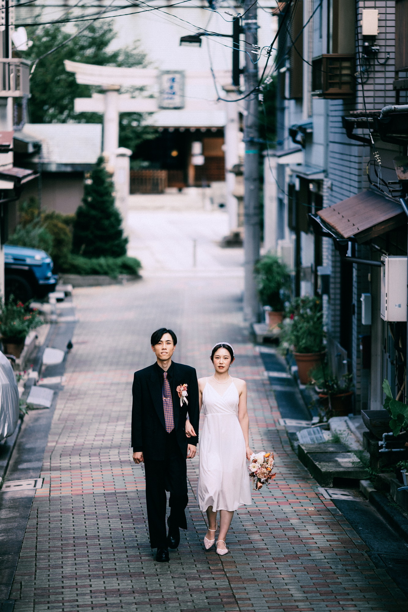 Pasangan berjalan di gang berlapis bata Tsukishima | foto prewedding Tsukishima