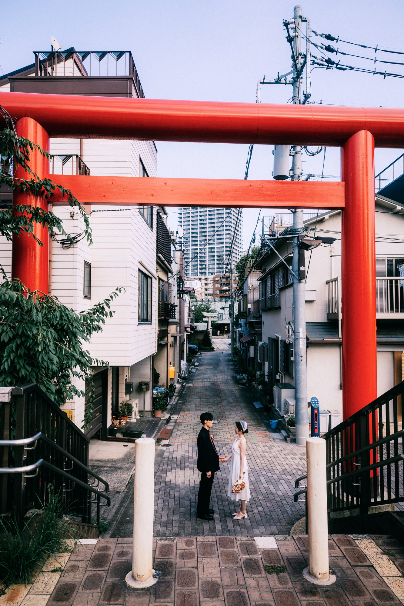 Di bawah torii besar Kuil Sumiyoshi | foto prewedding Tsukishima