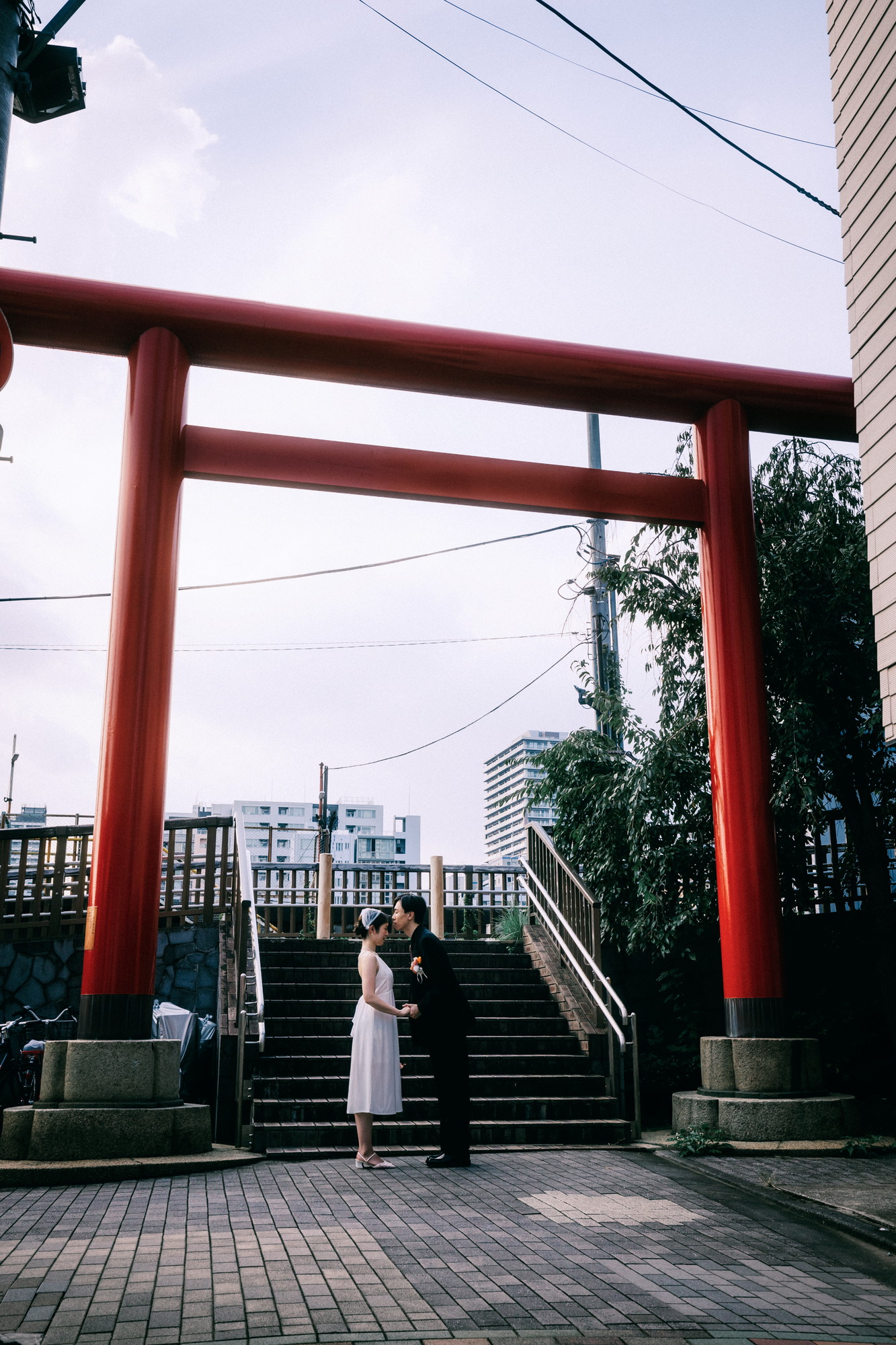 Torii besar Kuil Sumiyoshi dengan latar menara tinggi | lokasi foto prewedding Tsukishima