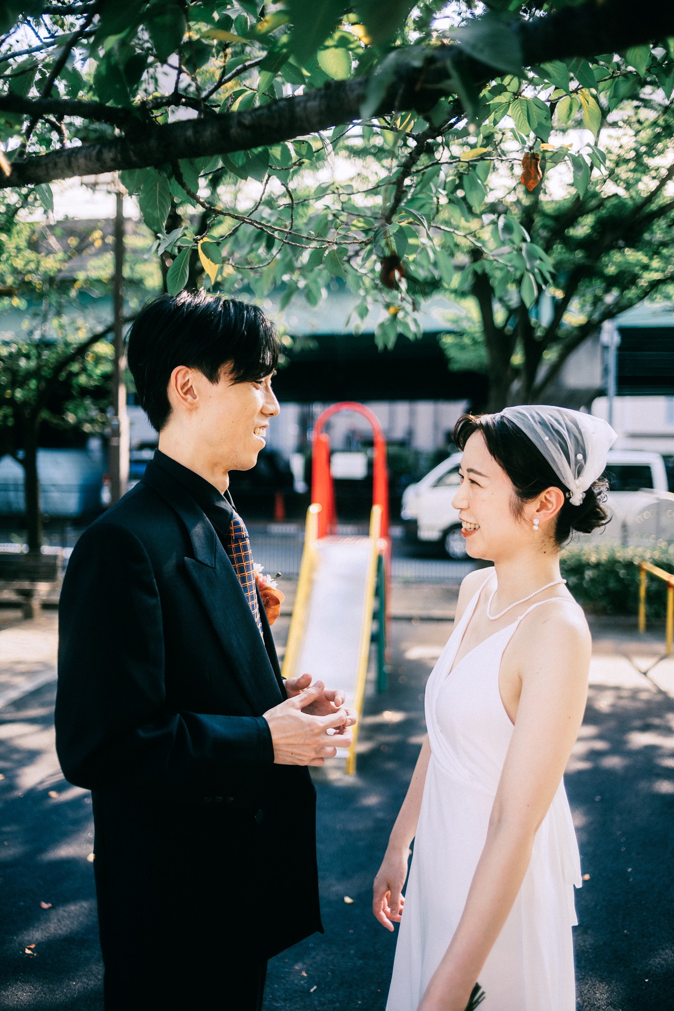 Pengantin berhadapan di bawah rimbun hijau Monja Street | foto prewedding Tsukishima