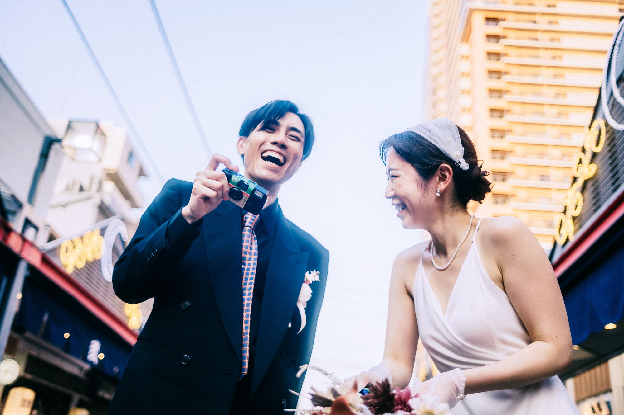 Pengantin saling memotret dengan kamera film | foto prewedding Tsukishima